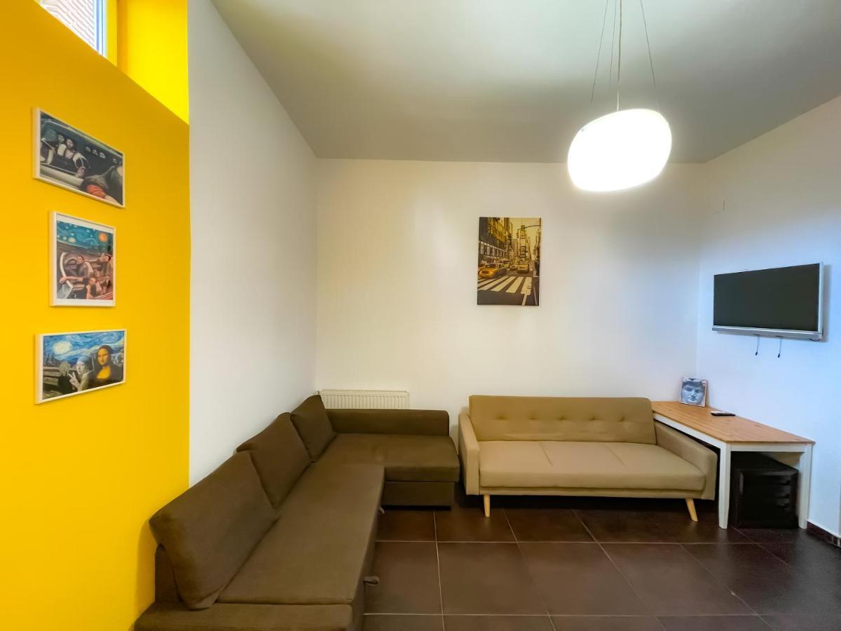Cool Flat With Hot Tub In The Old Town Apartamento Bucareste Exterior foto