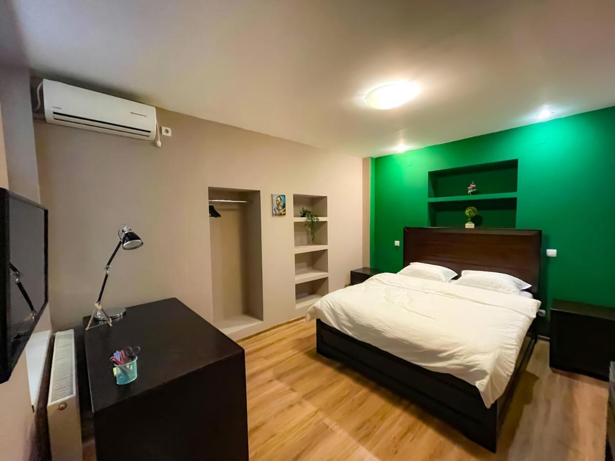 Cool Flat With Hot Tub In The Old Town Apartamento Bucareste Exterior foto