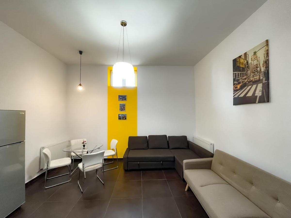 Cool Flat With Hot Tub In The Old Town Apartamento Bucareste Exterior foto