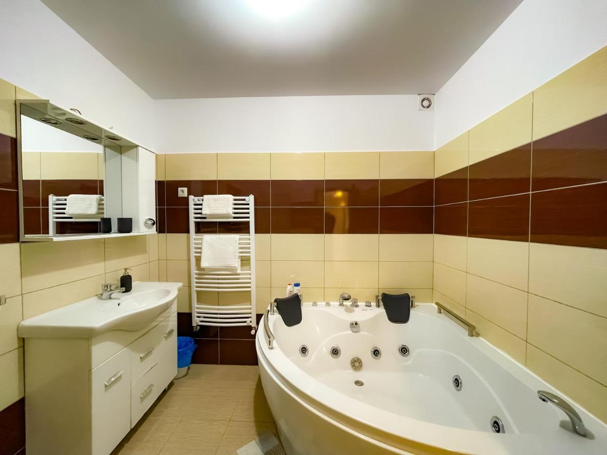 Cool Flat With Hot Tub In The Old Town Apartamento Bucareste Exterior foto