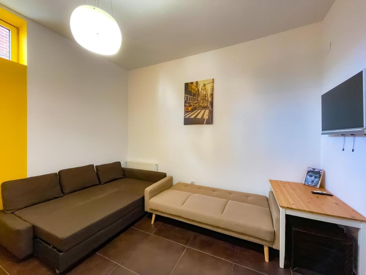 Cool Flat With Hot Tub In The Old Town Apartamento Bucareste Exterior foto