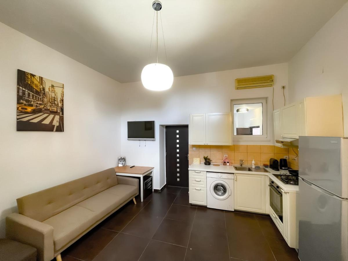 Cool Flat With Hot Tub In The Old Town Apartamento Bucareste Exterior foto