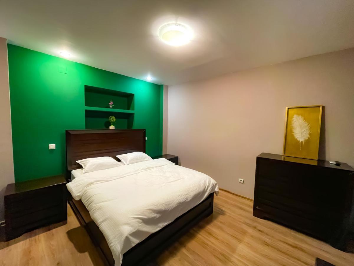 Cool Flat With Hot Tub In The Old Town Apartamento Bucareste Exterior foto
