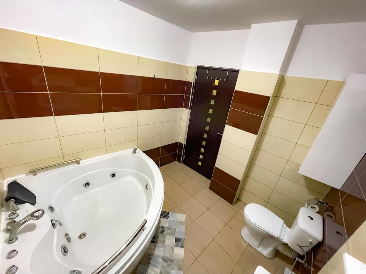 Cool Flat With Hot Tub In The Old Town Apartamento Bucareste Exterior foto