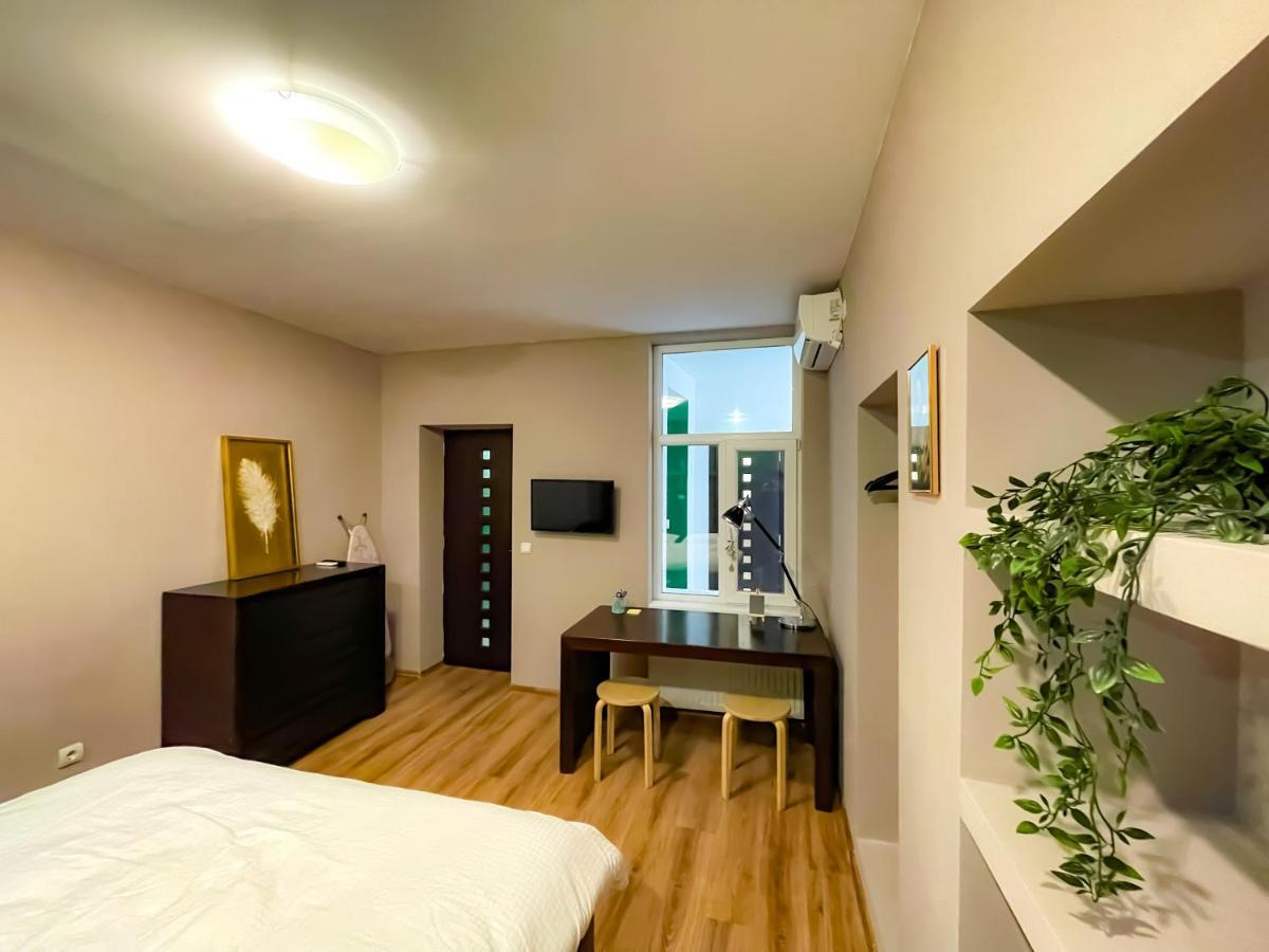 Cool Flat With Hot Tub In The Old Town Apartamento Bucareste Exterior foto
